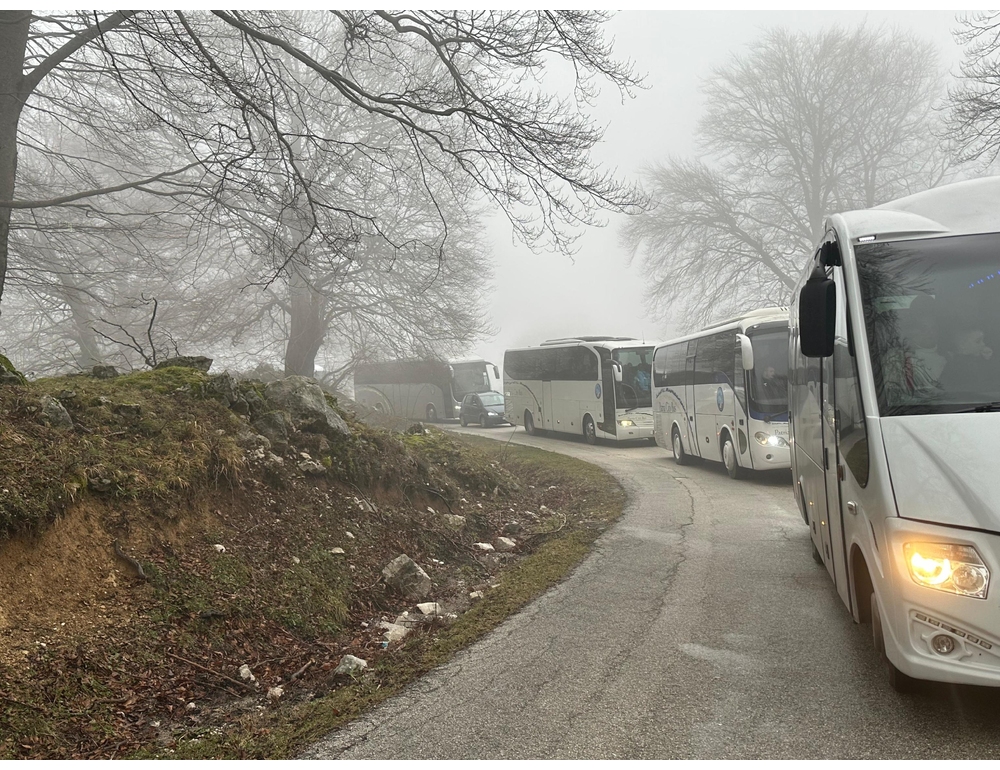 Lunga fila mezzi verso montagna molisana