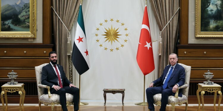 L'autoproclamato presidente siriano Sharaa in visita ad Ankara