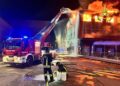 Vigili del fuoco e polizia al lavoro nello stabilimento