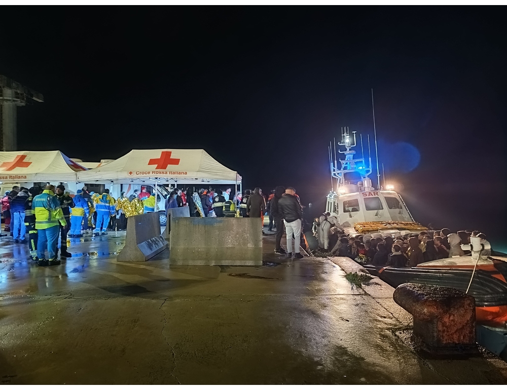 Guardia costiera salva 130 migranti nel mare in tempesta