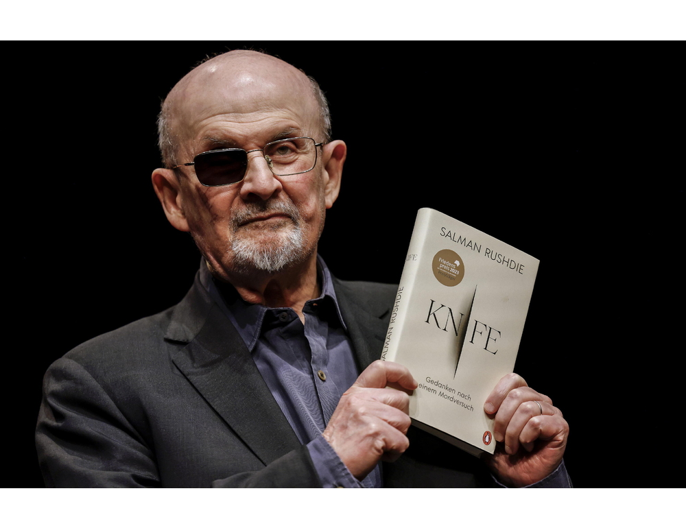 Inizia il processo all’uomo che aggredì Salman Rushdie nel 2022