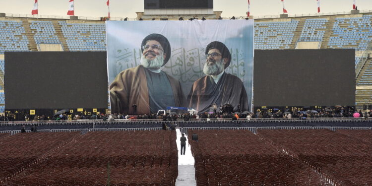 Nello stadio le gigantografie di Nasrallah e Safieddine