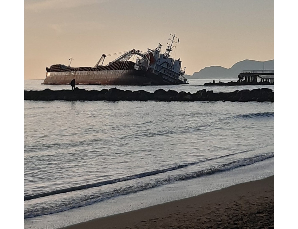 Nave incagliata, ancora nessuna traccia d’inquinamento al mare