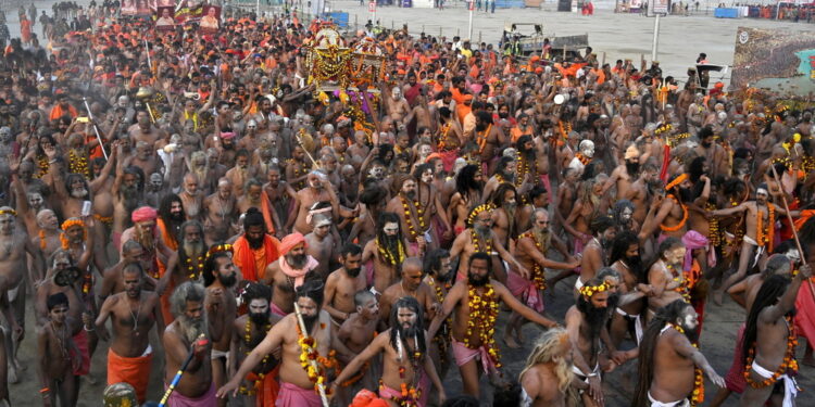 Continua l'enorme afflusso al festival indù del Kumbh Mela