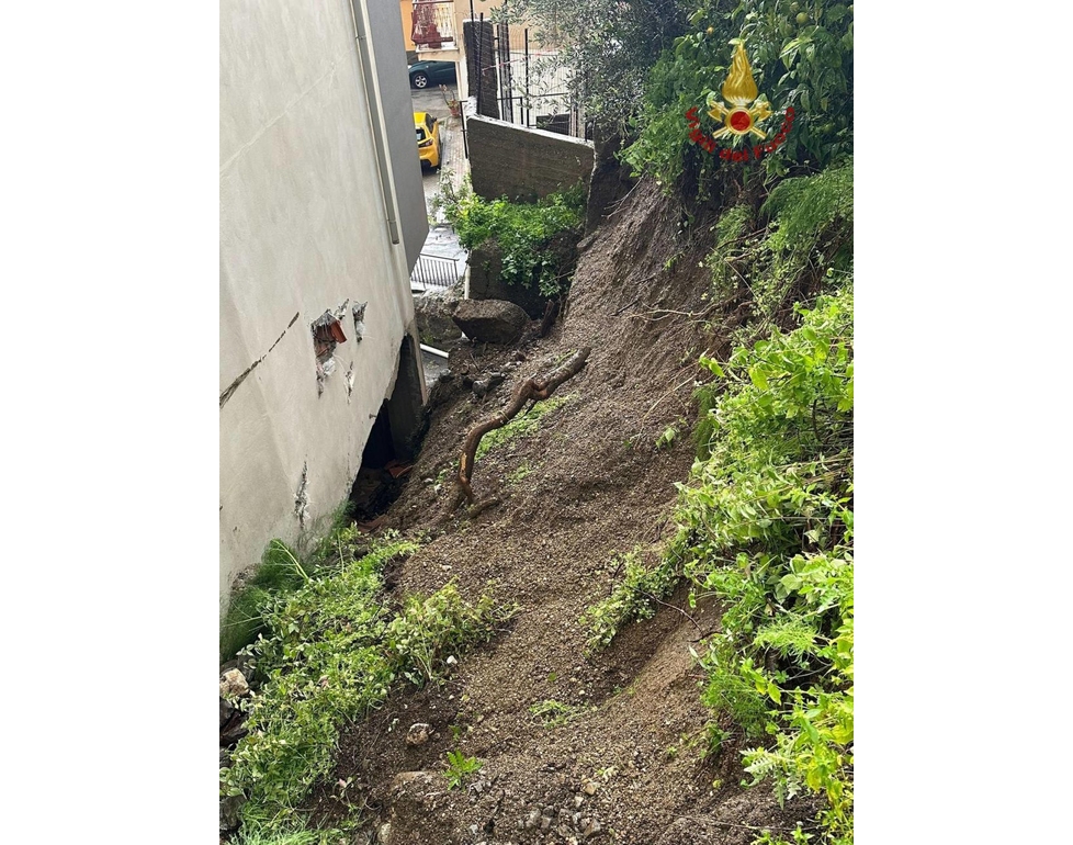 Straripa torrente a Messina, residenti intrappolati in case