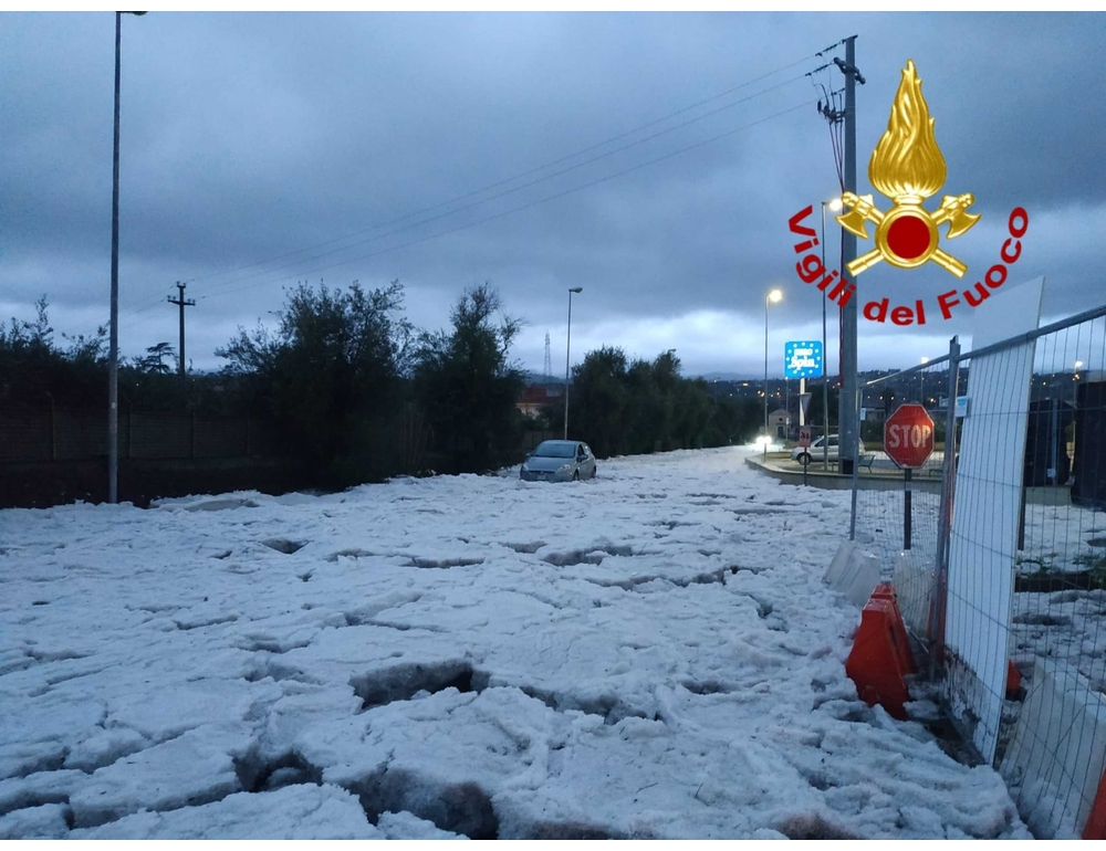 Violenta grandinata nei paesi dell’Etna, torrente in piena