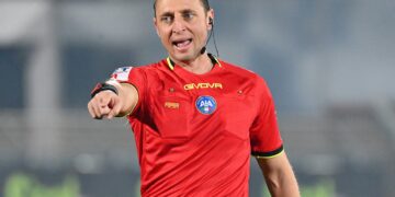 L'arbitro Abisso (foto Roberto Colombo)