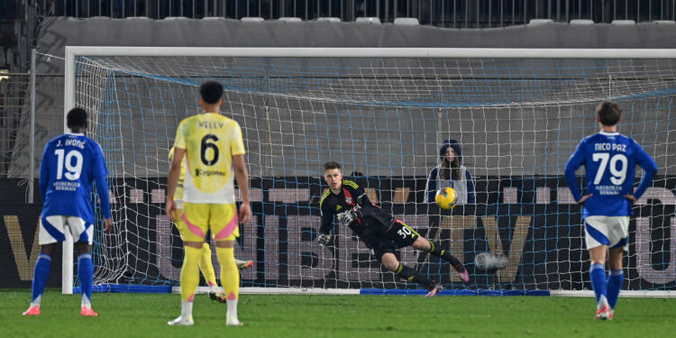 Il rigore del definitivo 2-1 per la Juventus allo stadio Sinigaglia (foto Roberto Colombo)