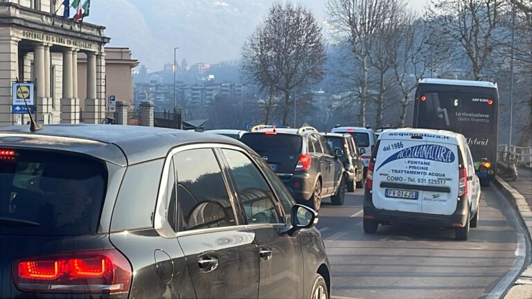 Incidente in viale Innocenzo, ferito un 17enne. Traffico in tilt a Como ...