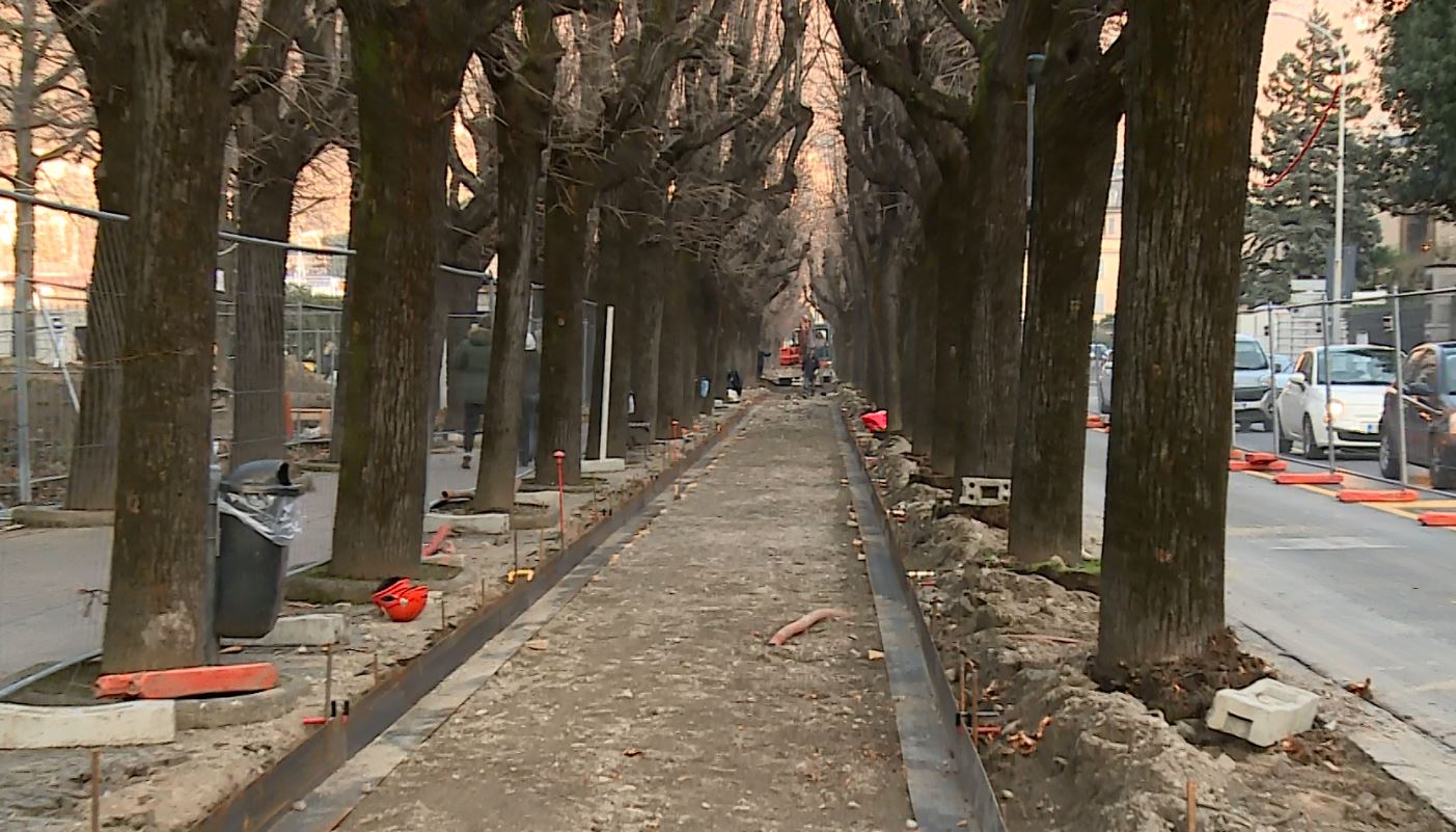 Cantiere delle paratie, si lavora per ultimare arredi urbani e pista ciclabile