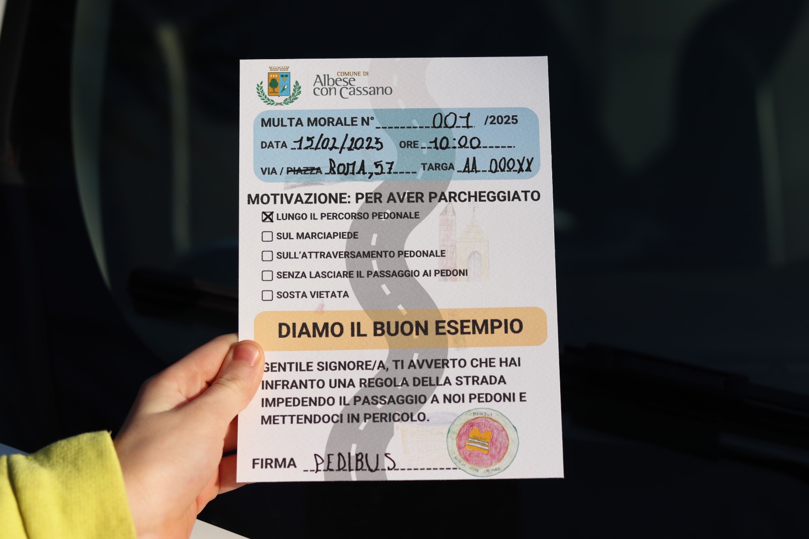 Ad Albese con Cassano i bambini-vigili danno le multe (morali) agli automobilisti incivili