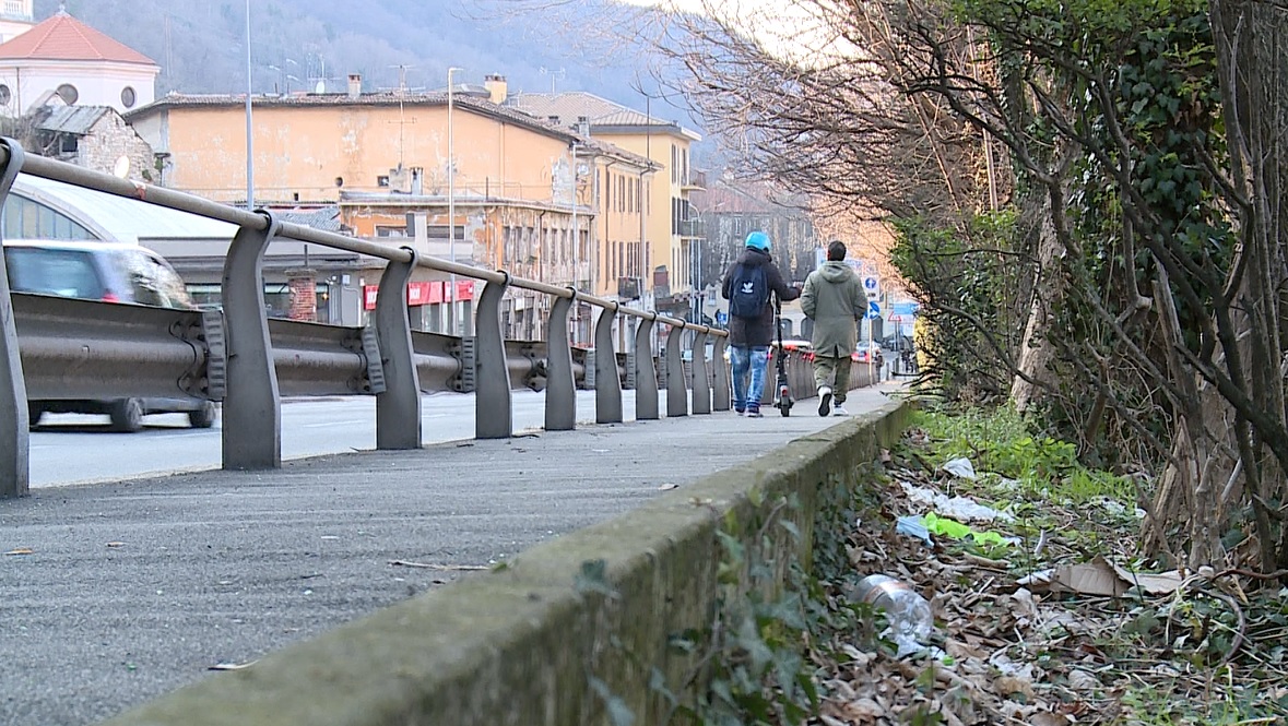 FOCUS – Inciviltà, atto quarto: una discarica sotto casa. Rifiuti e sporcizia lungo via Napoleona