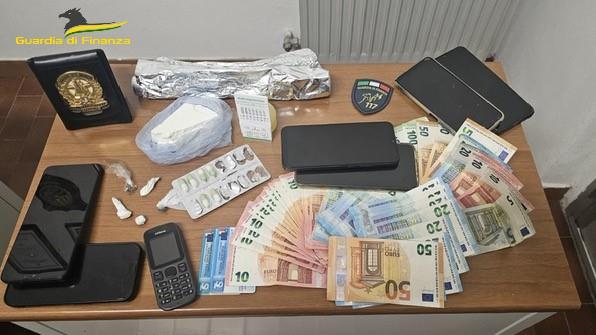 Spaccio in Altolago, blitz dei finanzieri con il cane Aran. Tre arresti