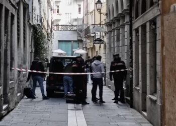 Il corpo in un appartamento in centro