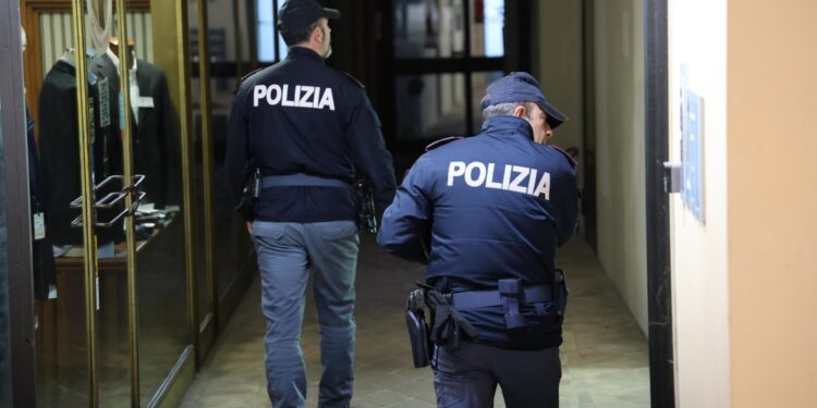 Ipotizzato l'omicidio volontario. L'uomo interrogato a lungo