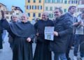 Centinaia in piazza. Priore: 'Noi qui dal 1250
