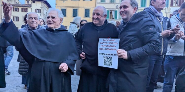 Centinaia in piazza. Priore: 'Noi qui dal 1250