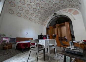 Polizia locale effettua sgombero coatto nel quartiere Chiaia