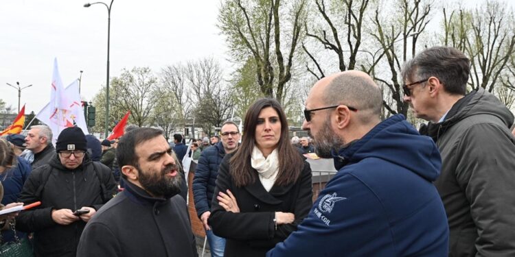 La vicepresidente M5s davanti a Mirafiori a Torino