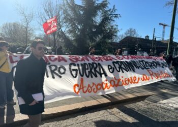 La manifestazione blocca il traffico davanti al tribunale