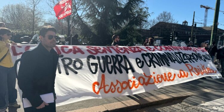 La manifestazione blocca il traffico davanti al tribunale