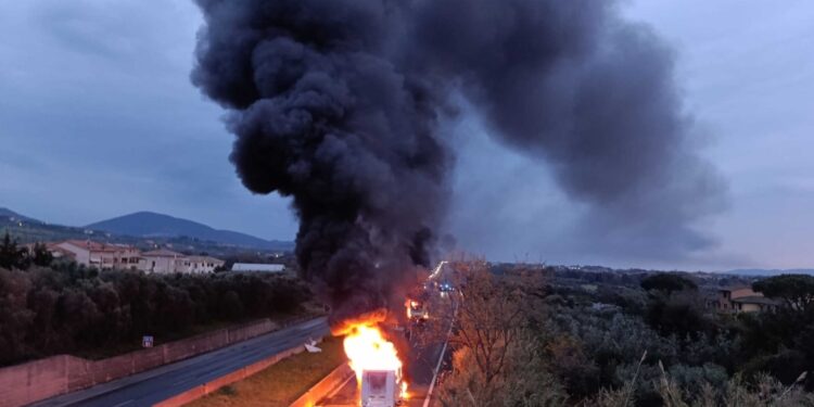 Sul posto stanno intervenendo forze dell'ordine e ambulanze
