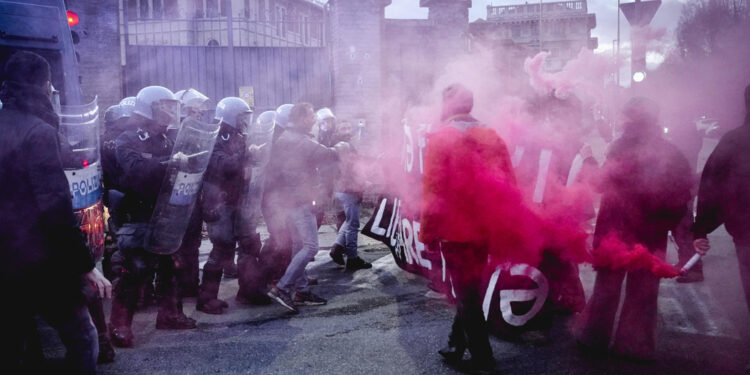In duecento persone contro la riapertura di corso Brunelleschi