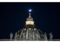 Nella notte Bergoglio tornerà alla ventilazione meccanica