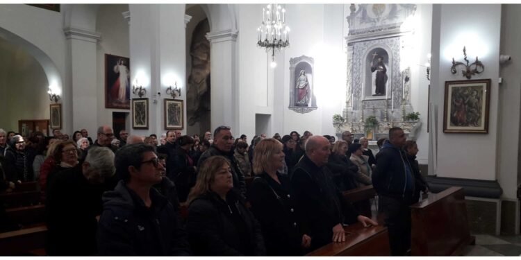 Chiesa gremita a Quartu per funerale celebrato dall'arcivescovo
