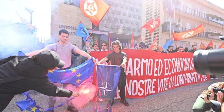 Azione alla fine della manifestazione dei metalmeccanici