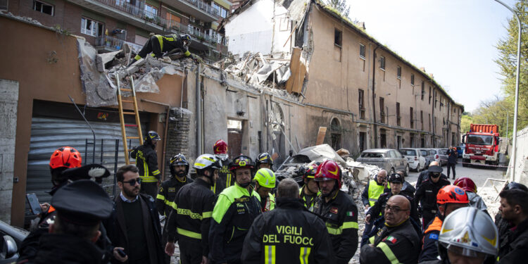 Pompieri scavano tra le macerie