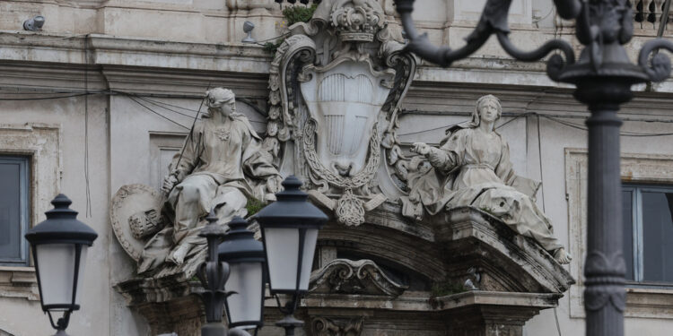 'Dichiarare inammissibile questione posta dal gip di Milano'
