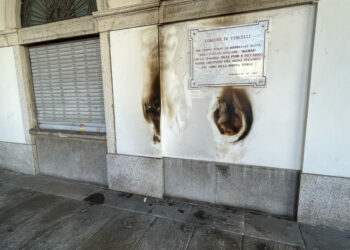 Atto vandalico davanti al municipio