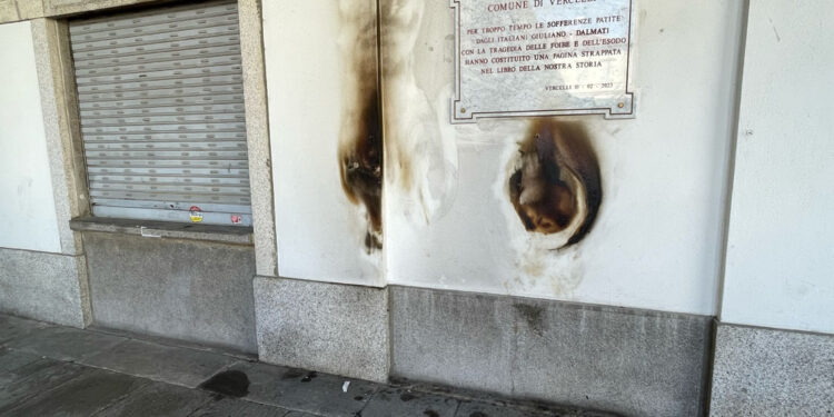 Atto vandalico davanti al municipio