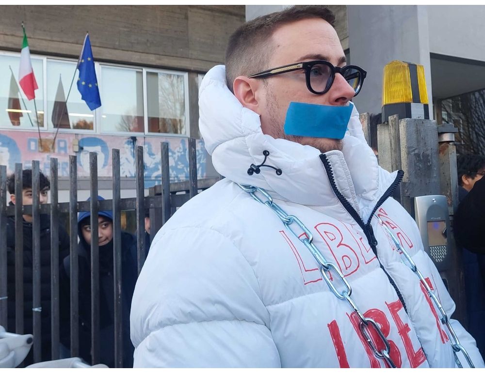 Gli studenti applaudono il porno attore incatenato per protesta