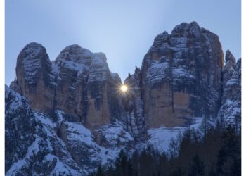 Il sole ha fatto capolino oggi da una fessura della roccia