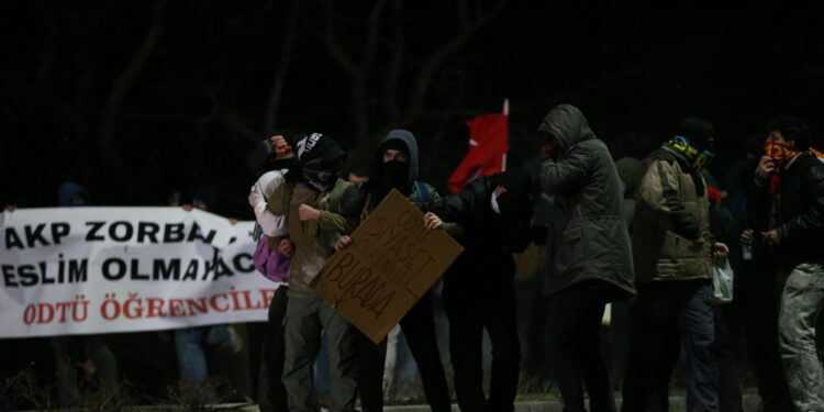 Feriti 16 agenti