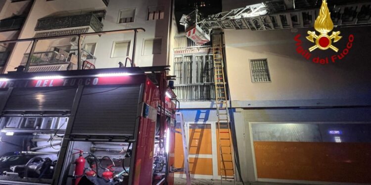 Fiamme a secondo piano di palazzo