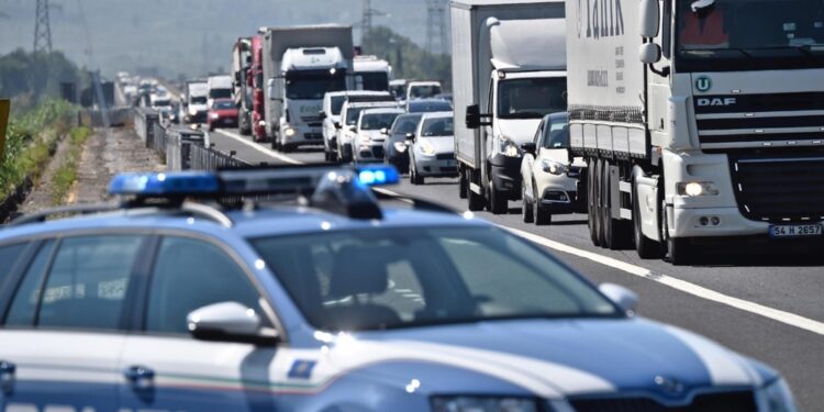 Transito su tutte le corsie disponibili con code in diminuzione