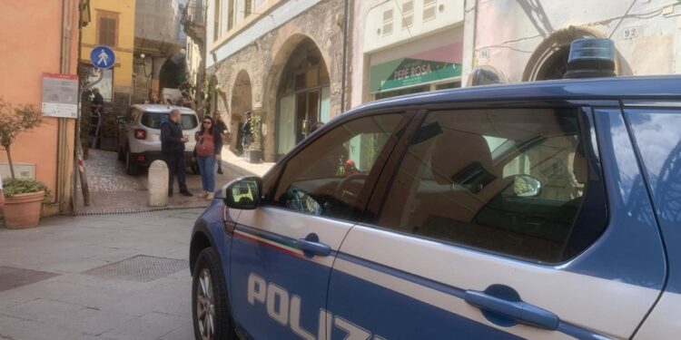 L'uomo è stato portato in commissariato