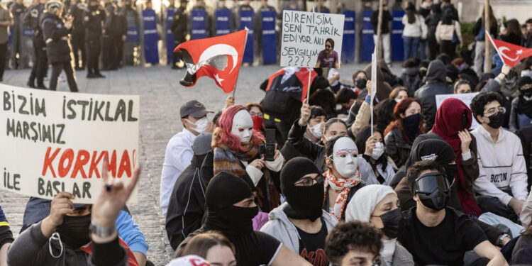 In centinaia di migliaia protestano per l'ex sindaco arrestato