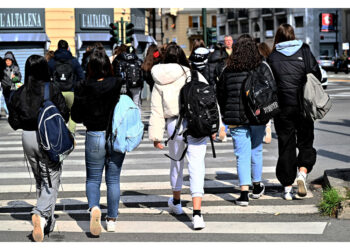 Una circolare spiega: 'Rispettare regole della lingua italiana'