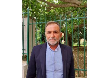Avrebbe tentato di difendere il figlio 17enne da un'aggressione