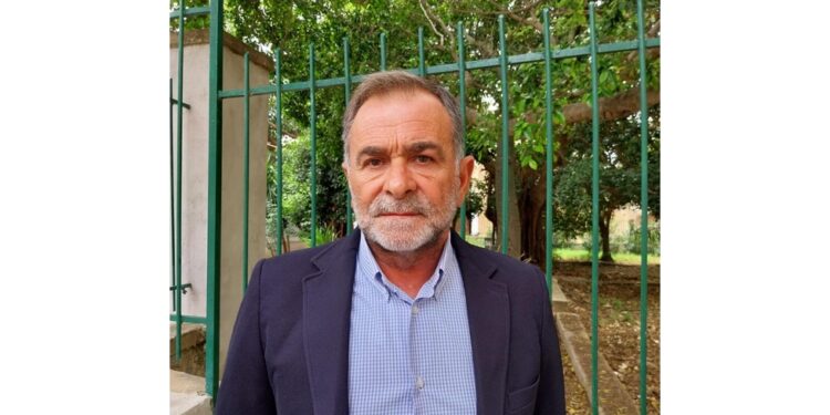 Avrebbe tentato di difendere il figlio 17enne da un'aggressione