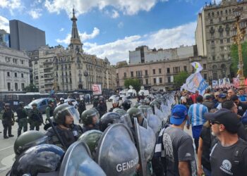 Anche tifosi delle principali squadre argentine contro Milei