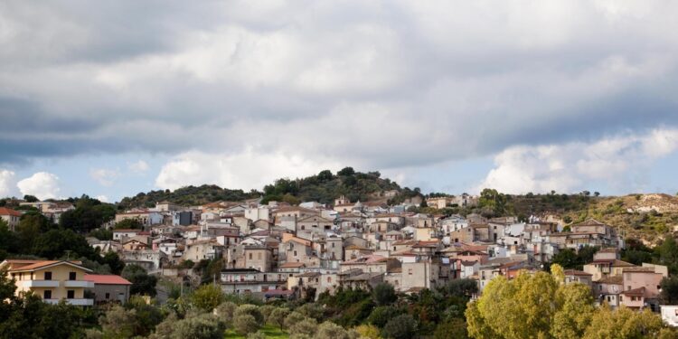 Accolto nel comune calabrese. Lucano: era innocente