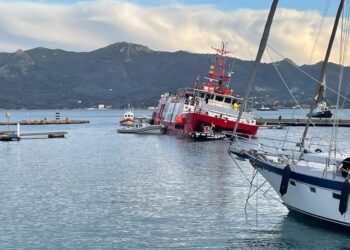 Lento traino fino al cantiere di Portoferraio con vento e onde