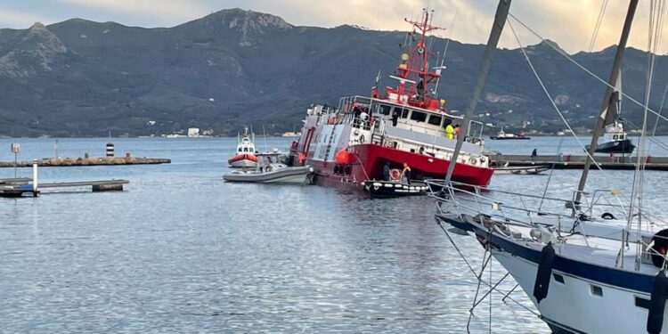 Lento traino fino al cantiere di Portoferraio con vento e onde
