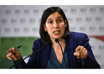 Lo fa nascondendo le divisioni del suo governo