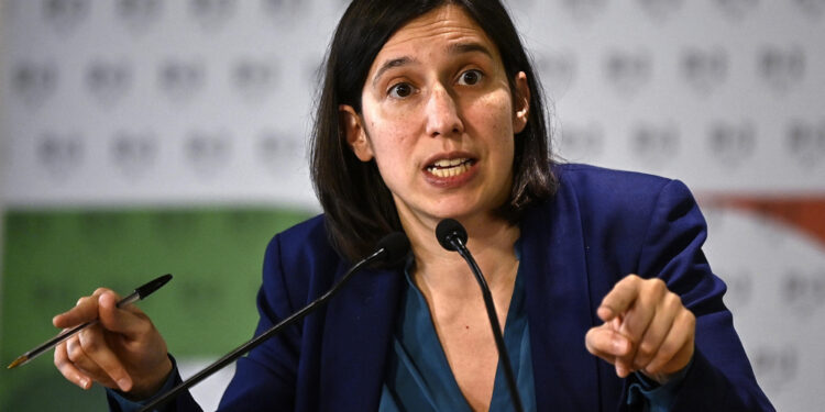 Lo fa nascondendo le divisioni del suo governo